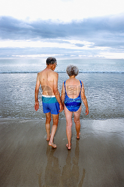 一对老年夫妇在海滩图片