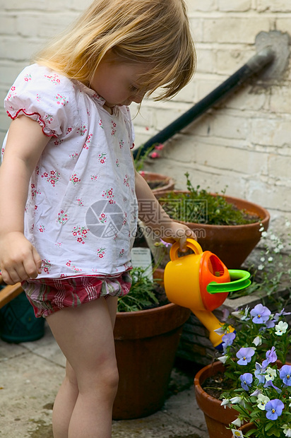 花园里浇花的女孩图片