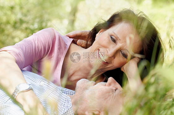 草中的浪漫老夫妻图片