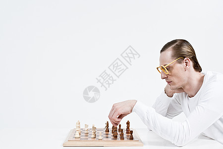下棋的人图片
