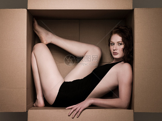 纸箱里的年轻女人图片