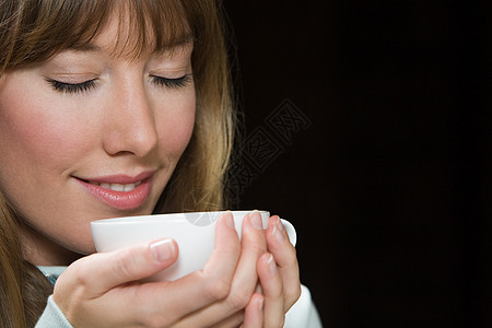 喝茶的年轻女子图片