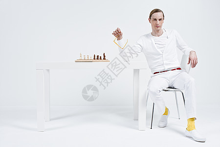 一个下棋的人图片