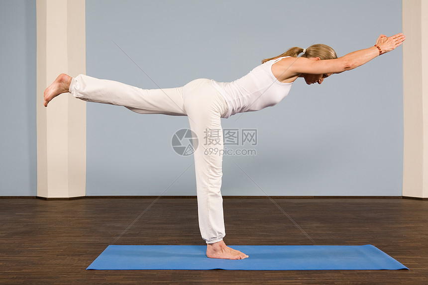 瑜伽姿势的成熟女人图片