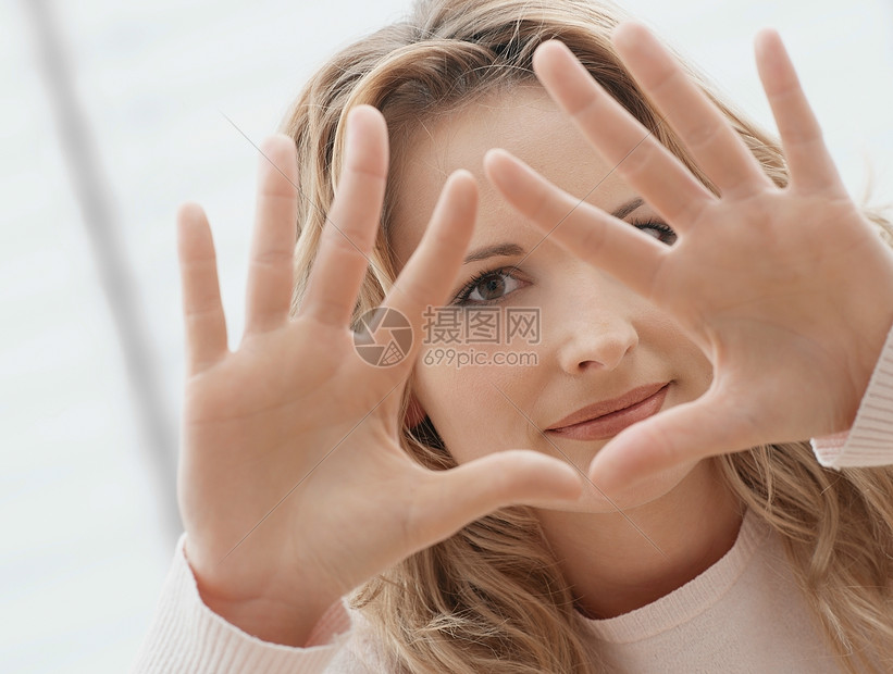 用手做三角形的女人图片