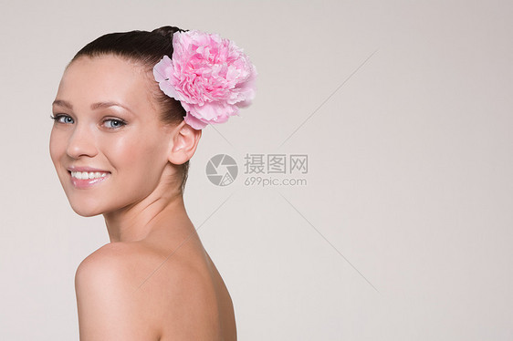 头发上插着花的年轻女子图片