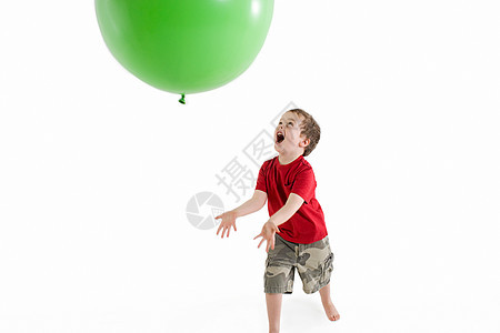 玩气球的男孩图片