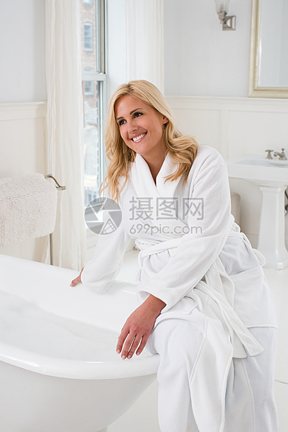 准备洗澡的女人图片