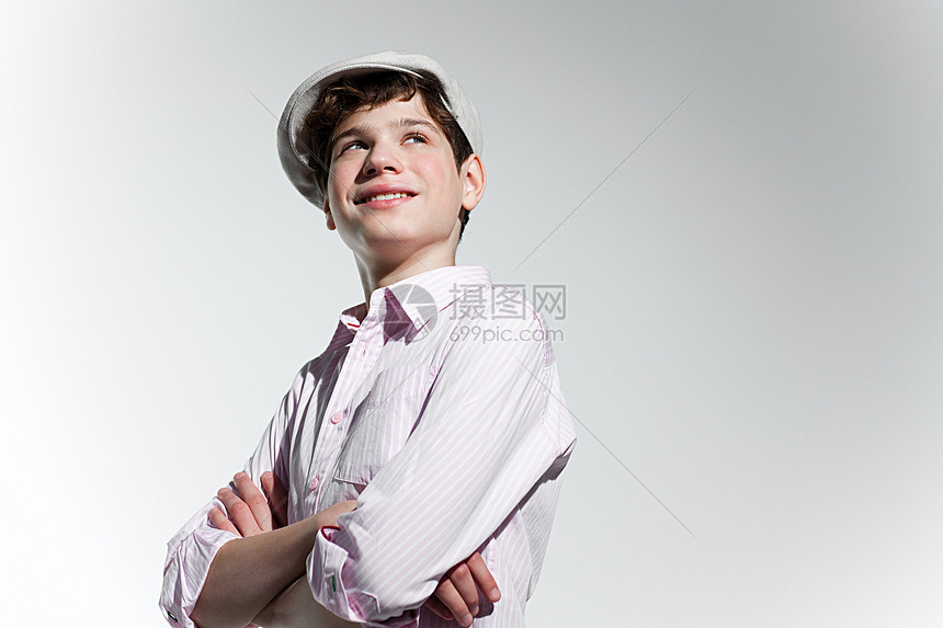 男孩抬头微笑