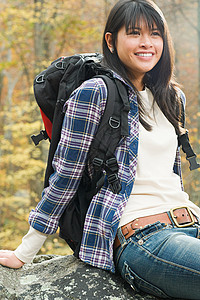 森林里背着背包的年轻女子图片