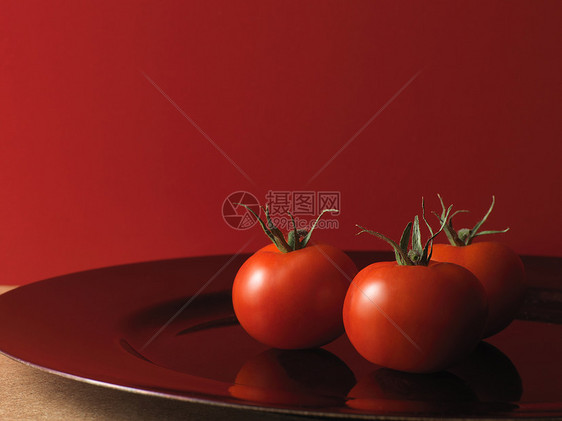 盘子里的西红柿图片