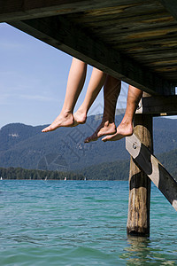 两个人赤脚坐在湖边图片