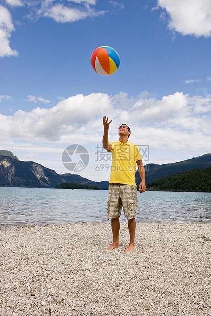 扔沙滩球的年轻人图片