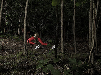 森林中的女运动员图片