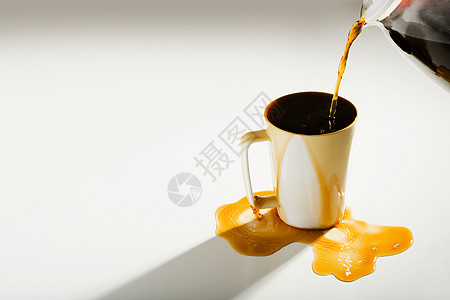 咖啡从杯子里溢出来图片