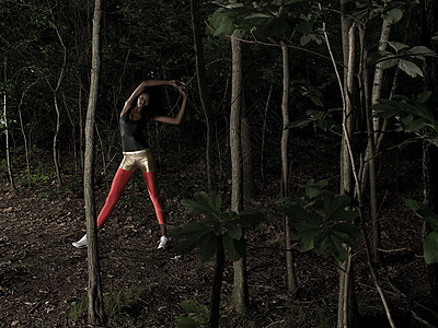 森林锻炼的女运动员图片