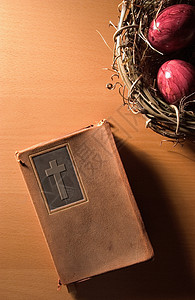 圣经和复活节彩蛋背景图片
