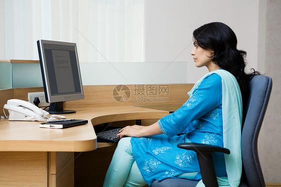 工作的印度女人图片
