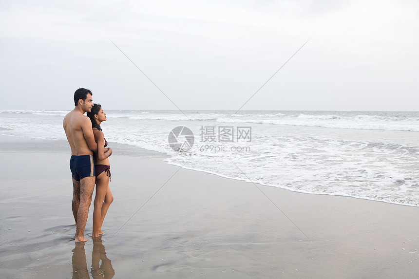 海边的情侣图片