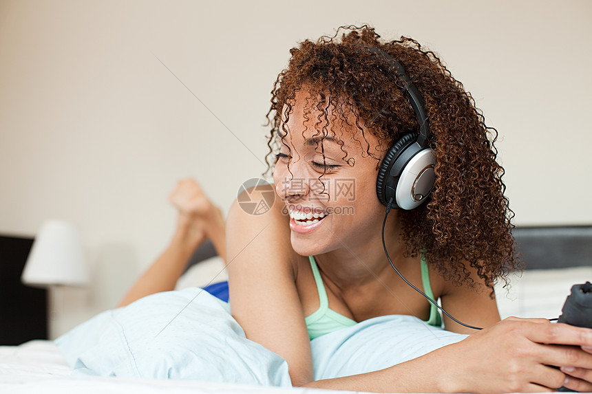 听音乐的女人