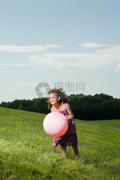 玩球的女孩图片