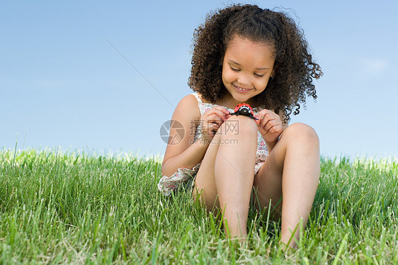 玩瓢虫玩具的女孩图片