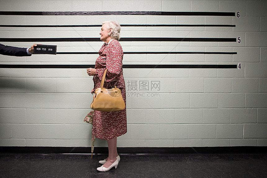 老年妇女的抢劫案图片