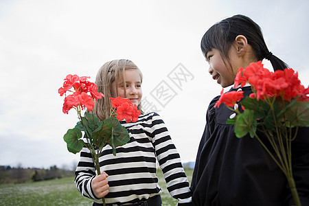 拿着鲜花的女孩子图片