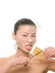 女人在剪信用卡图片