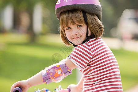 小女孩骑自行车骑自行车的小女孩背景