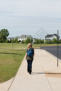 放学回家走在人行道上图片