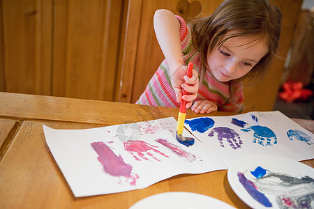 小女孩在画画高清图片