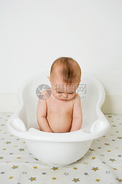 婴儿在洗澡图片