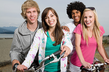 骑自行车的青少年图片