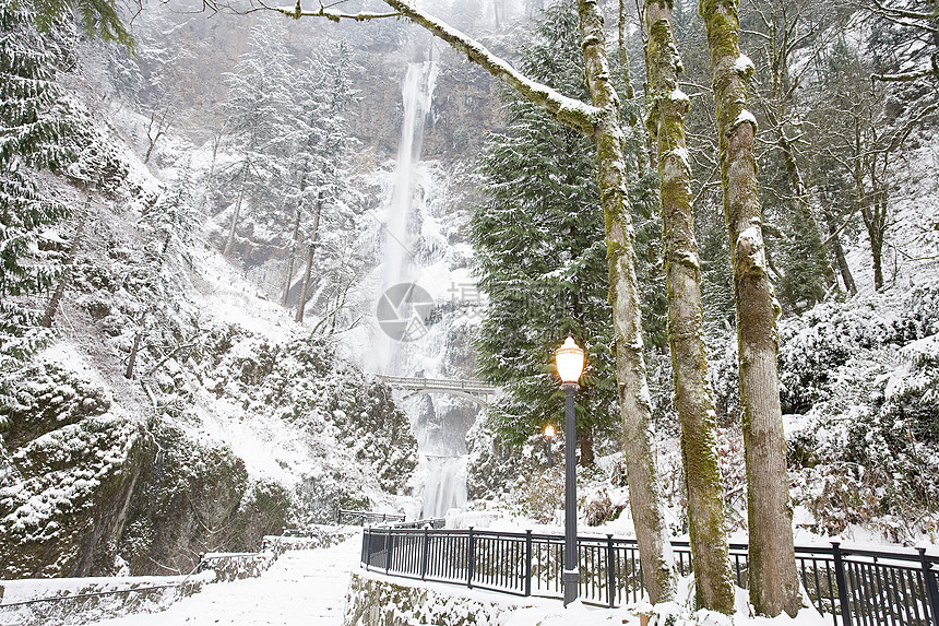 穆尔特诺马瀑布的雪景图片