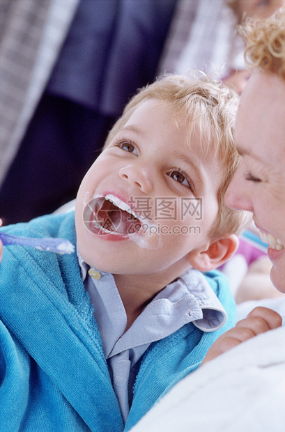 ‘~男孩子在刷牙  ~’ 的图片