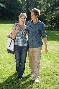 公园散步的夫妇图片