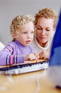 计算机上的母女女人高清图片素材