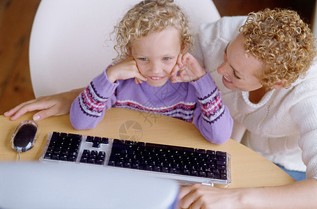 使用计算机上的母女学习高清图片素材