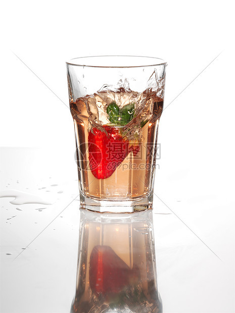 饮料杯里的草莓图片