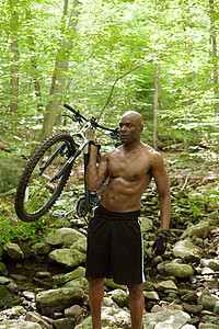 森林里骑自行车的男子图片