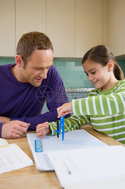 父亲帮女儿做家庭作业图片