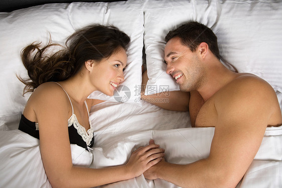 一对夫妻面对面躺在床上图片