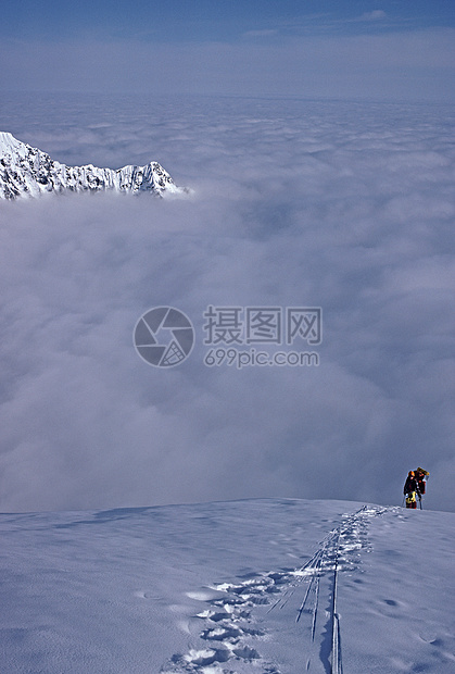 福克山登山者图片