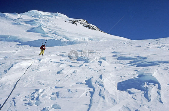 彼得斯冰川的登山者图片