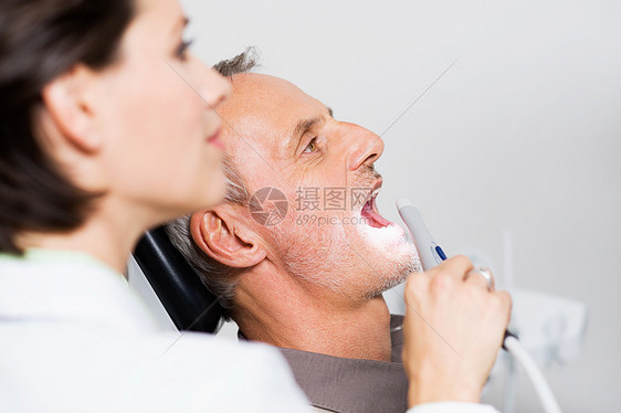 牙医和病人图片