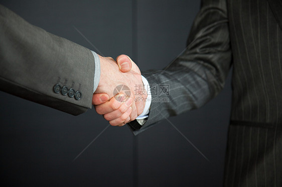 两个商人握手图片