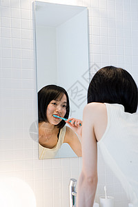 日本妇女刷牙图片