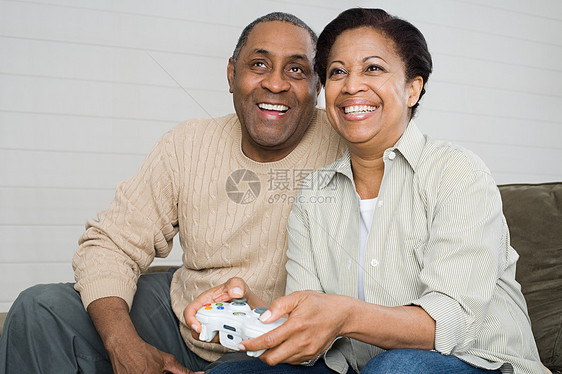 玩电子游戏的成熟夫妻图片
