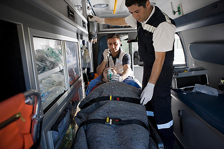 救护人员和担架上的病人图片